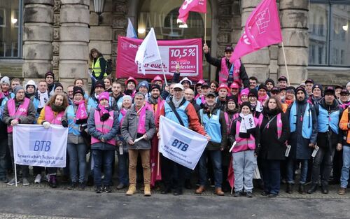 Demonstrierende mit Transparenten auf einer Demonstration