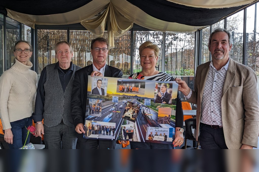Eine Gruppe von 5 Personen halten ein Plakat