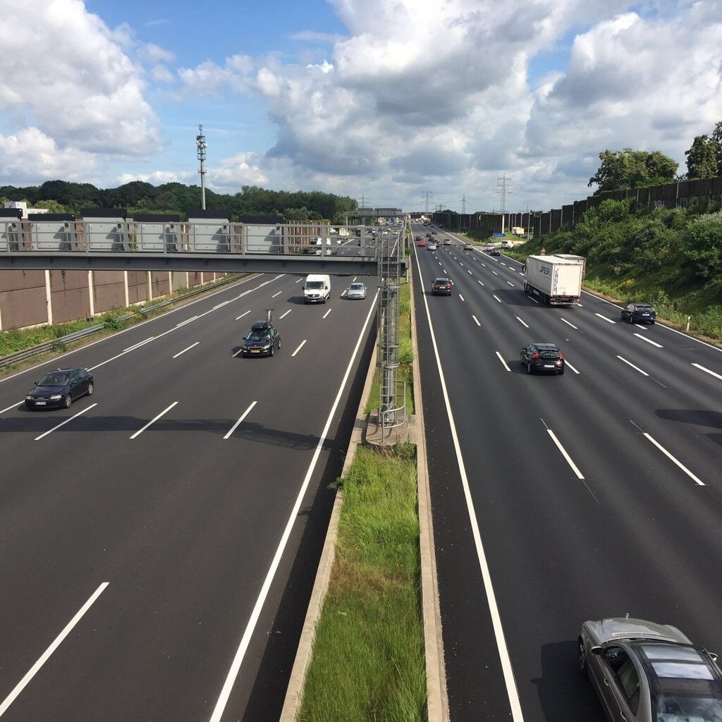 Blick auf die BAB 3 von einer Brücke aus auf den fließenden Verkehr
