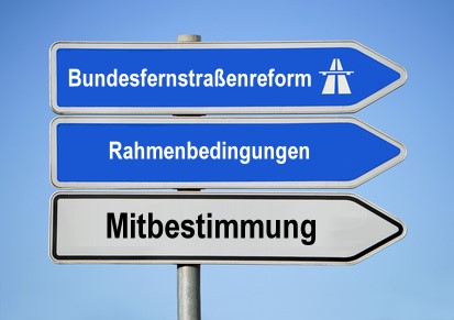 Straßenschilder mit Aufschriften Mitbestimmung bei der Bundesfernstraßenreform
