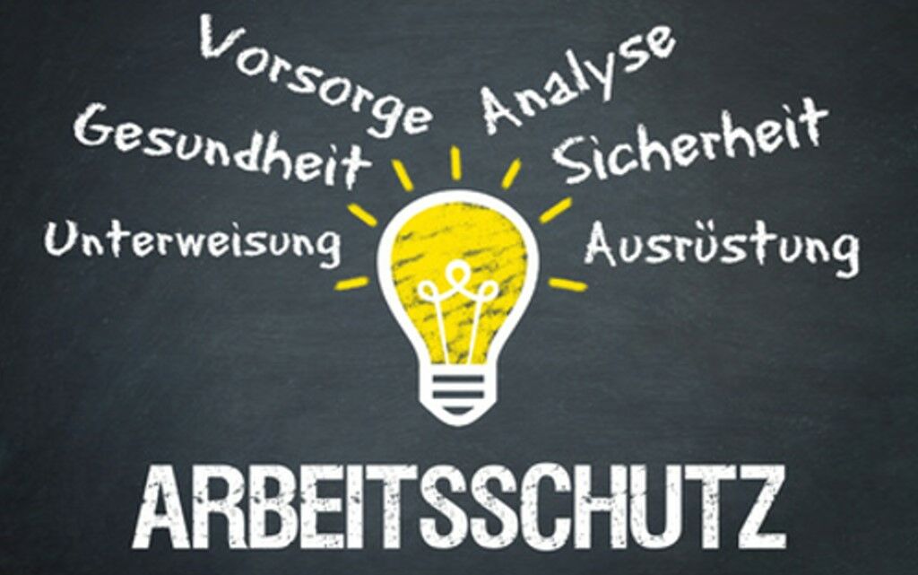 Komponenten des Arbeitsschutzes auf einer Schiefertafel aufgeschrieben