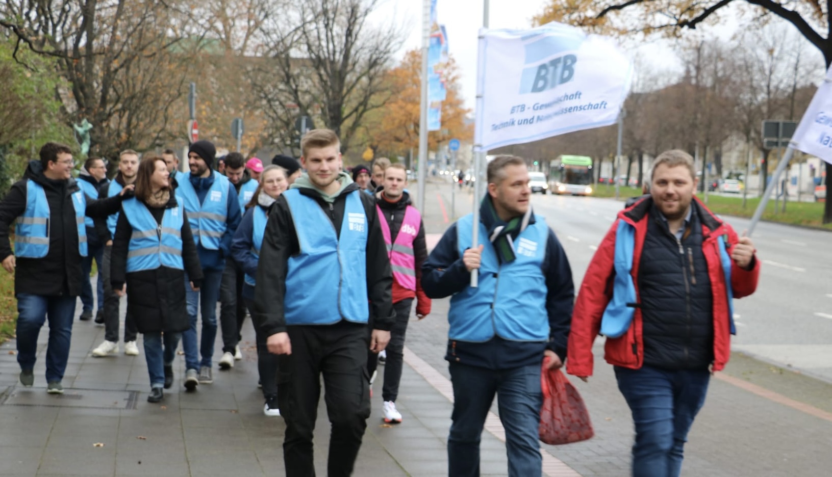 BTB Mitglieder beim streiken