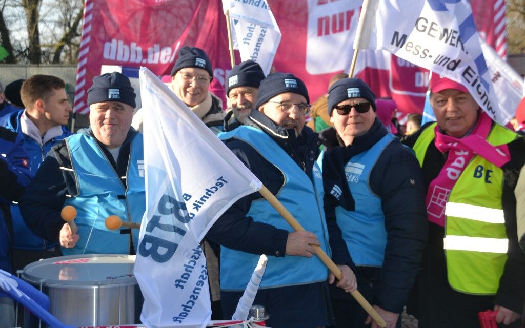 Gewerkschaftsmitglieder mit Fahnen während einer Demonstration