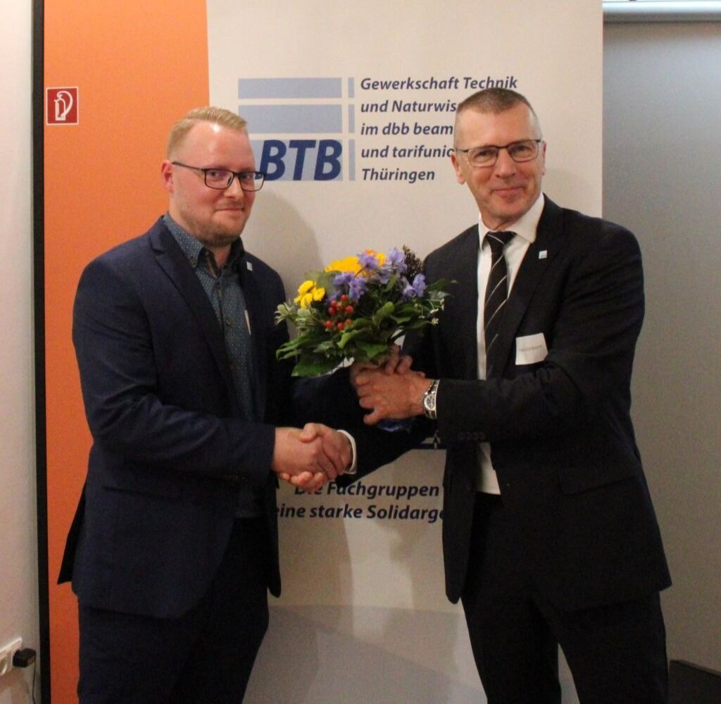 Robert Beck überreicht Frank Schönborn einen Blumenstrauß