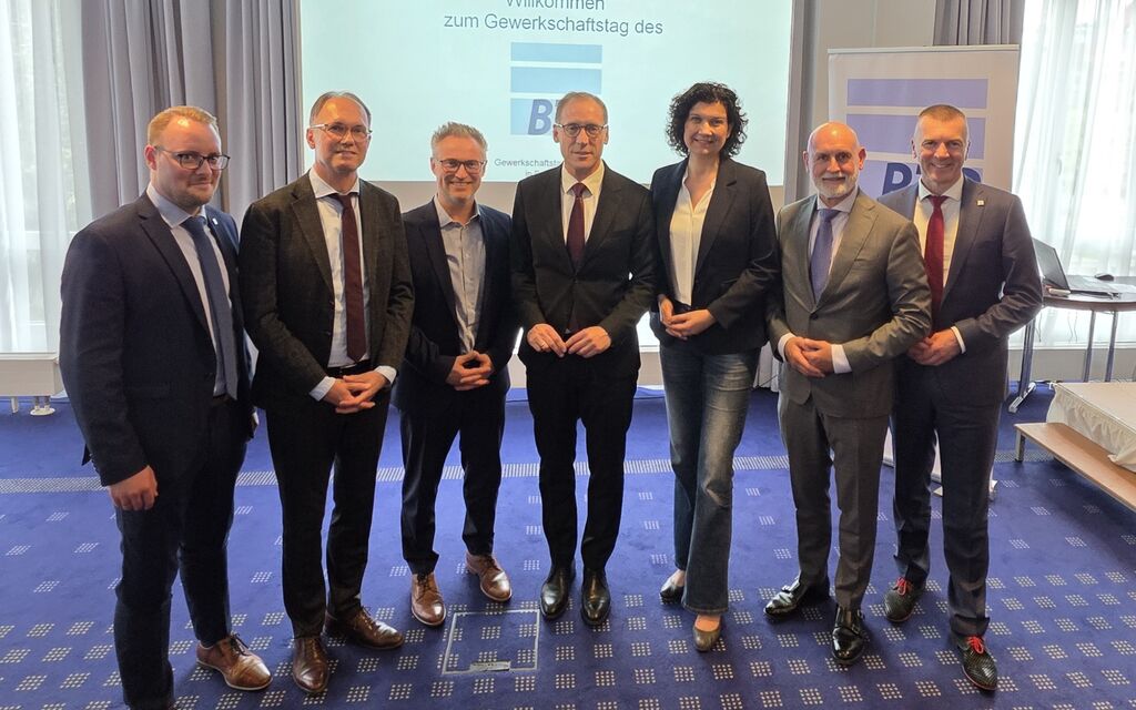 v.l.n.r. Robert Beck, Landesvorsitzender TH; Dr. Tobias Knoblich, Staatssekretär Digitales und Infrastruktur; Stephan König, Staatssekretär Medien und Europa; Jan Seidel, Janine Merz, MdL; Volker Geyer, Vorsitzender des dbb; Frank Schönborn, Vorsitzender des tbb
