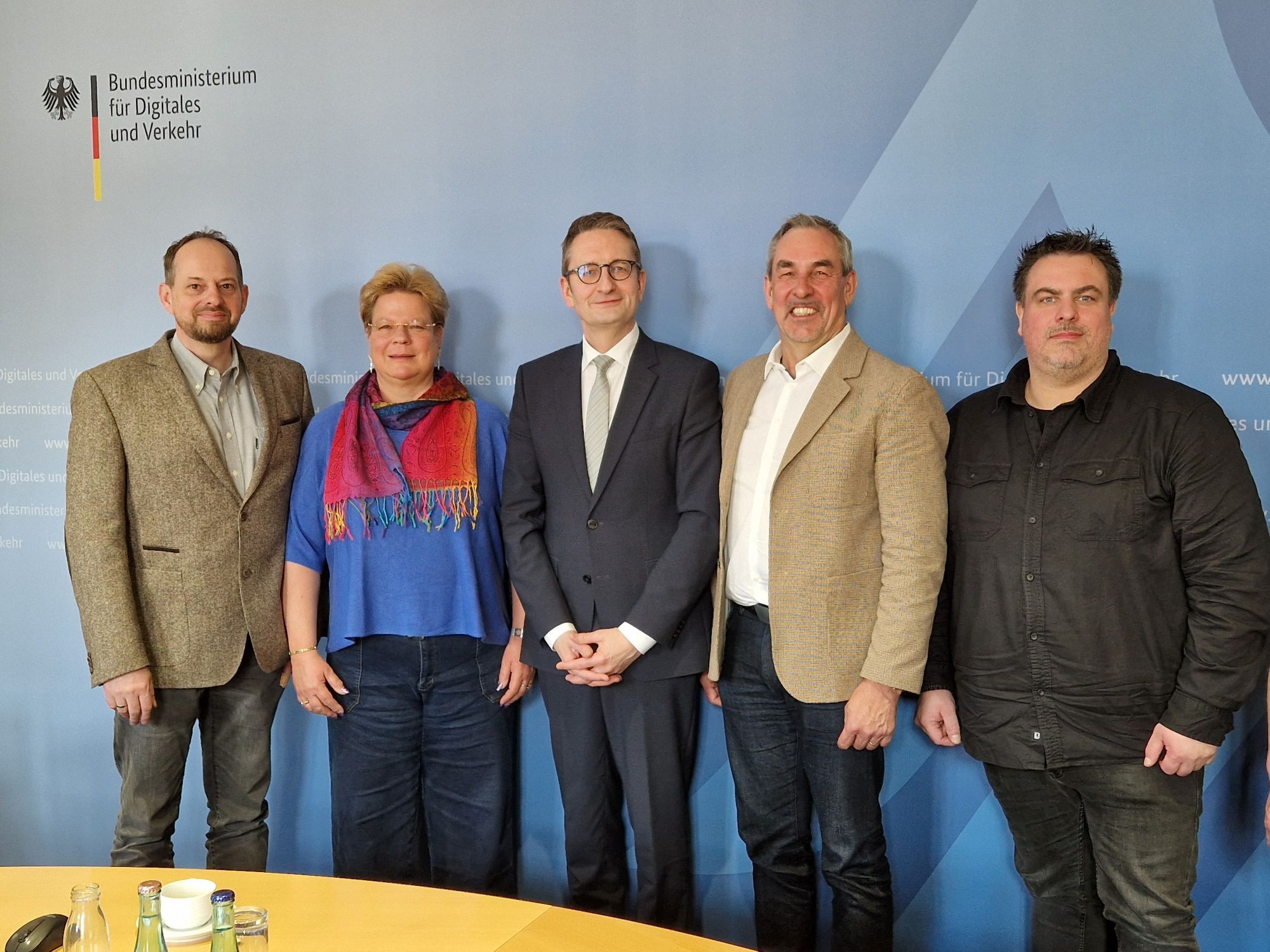 Gruppenfoto von Staatssekretär im BMDV Stefan Schnorr mit dem BTB-GIS Vorstand