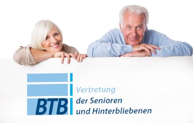 Zwei gut gelaunte Senioren stützen sich auf das BTB-Logo