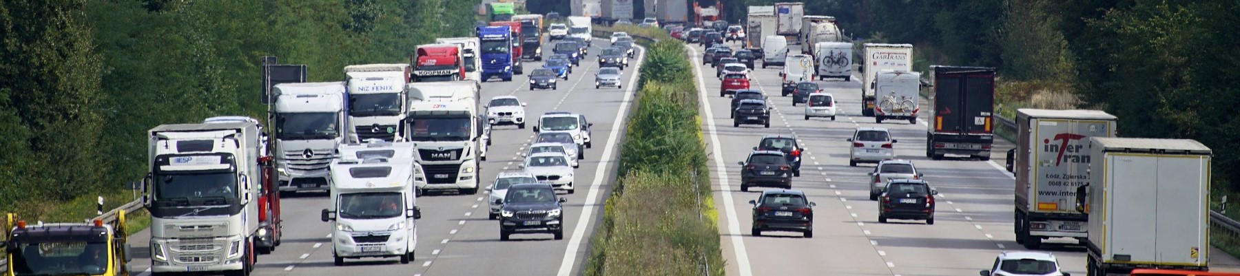 © beauty_of_nature / Pixabay Viel befahrene sechsspurige Autobahn