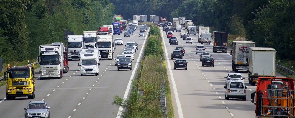 © beauty_of_nature / Pixabay Viel befahrene sechsspurige Autobahn