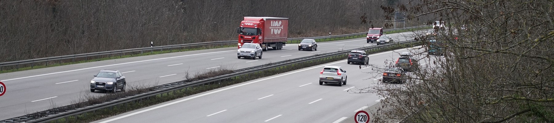 © beauty_of_nature / Pixabay Sechsspurige Autobahn zur Winterzeit