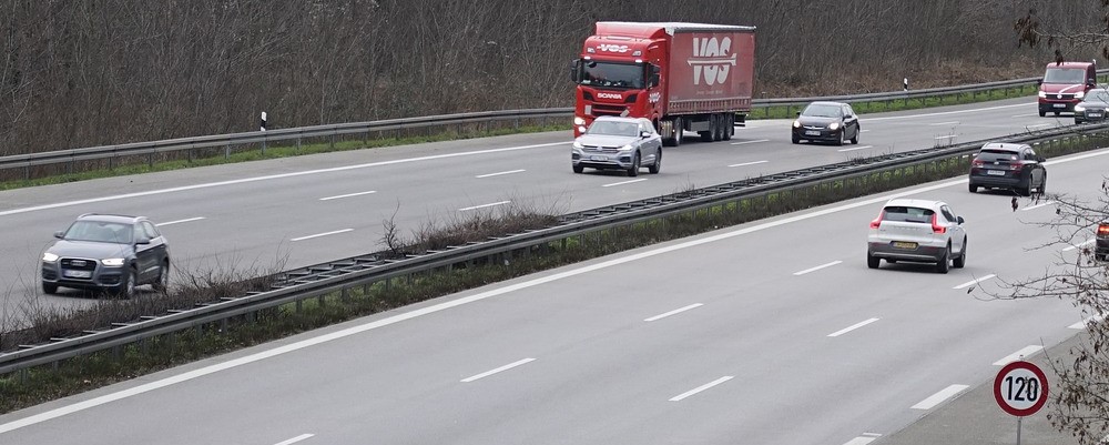 © beauty_of_nature / Pixabay autobahn im winter 02