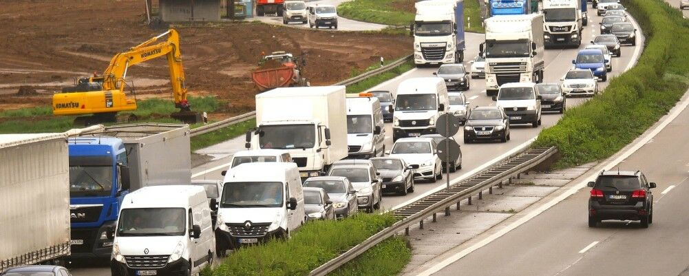 © Monika / Pixabay Autobahn mit Bagger neben der Fahrbahn