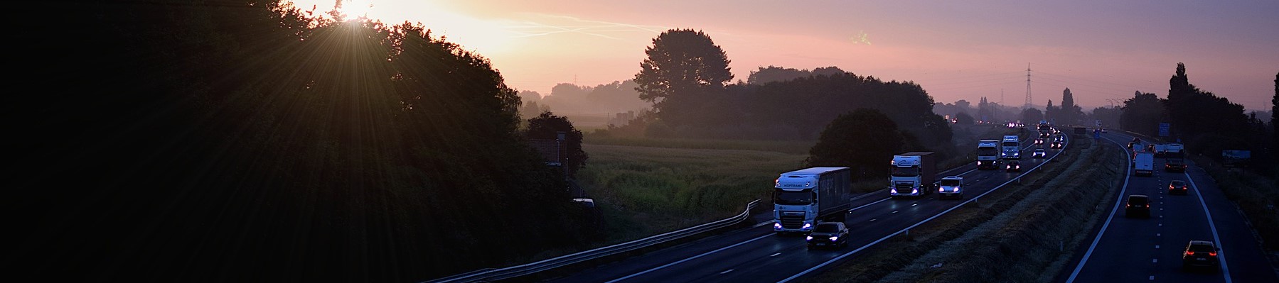 Autobahn mit Sonnenuntergang
