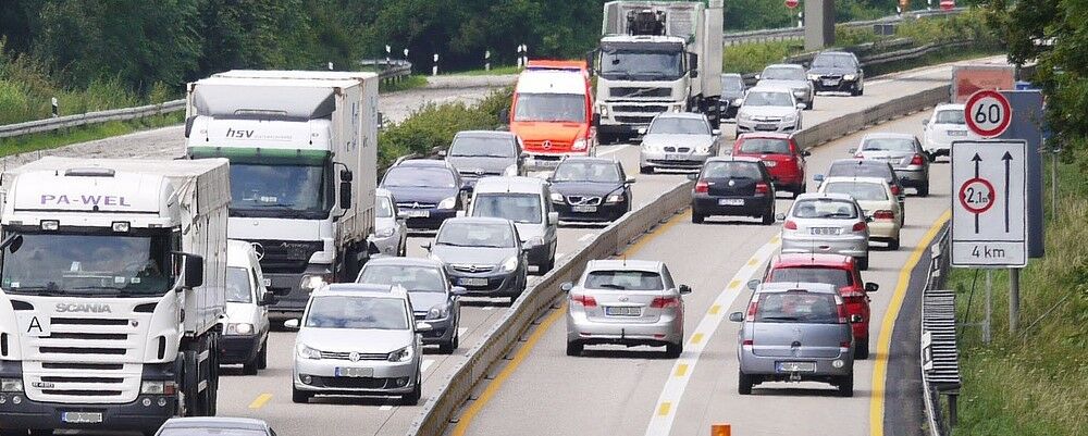 Autobahn bei Sonnenuntergang