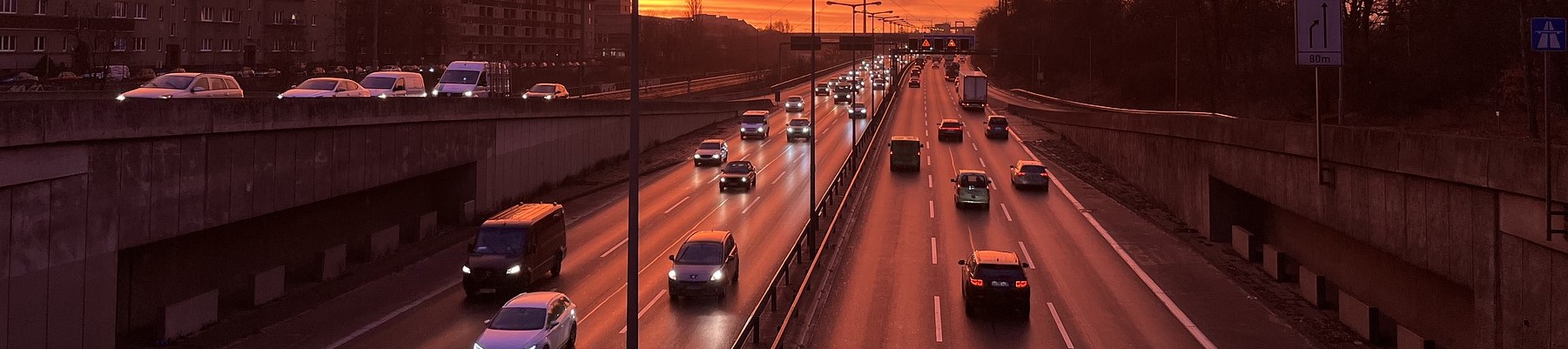 Autobahn mit Sonnenuntergang
