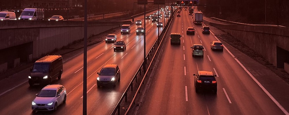 Autobahn bei Sonnenuntergang
