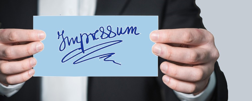 Schild mit Aufschrift Impressum